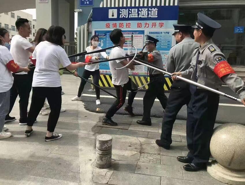 公安分局內(nèi)保大隊、獵鷹保安公司聯(lián)合開展校園反恐防暴演練活動