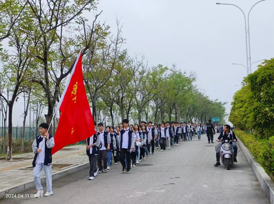 棗陽(yáng)市師苑高中 春風(fēng)伴研學(xué)，獵鷹保護(hù)航。